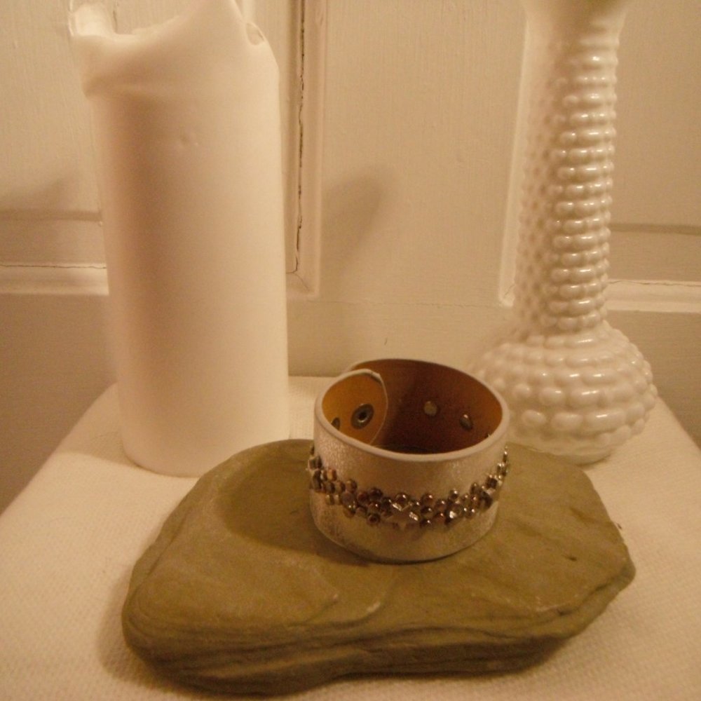Leather Star Rivet Cuff - Picture 2 of 6